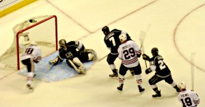 Patrick Kane ties it up late in the 2nd period